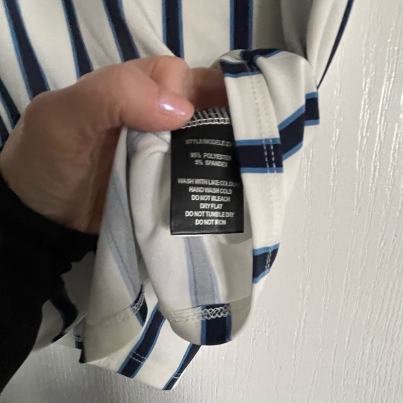 🆕 White blue stripe size medium - Picture 8 of 10